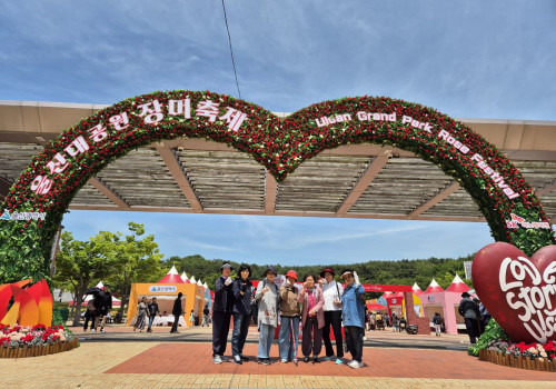 재가노인지원서비스센터 이웃동아리 자조모임 1회기 '울산대공원 장미축제'